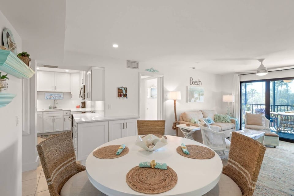 Relax in this cozy and open unit, designed for comfort and style!