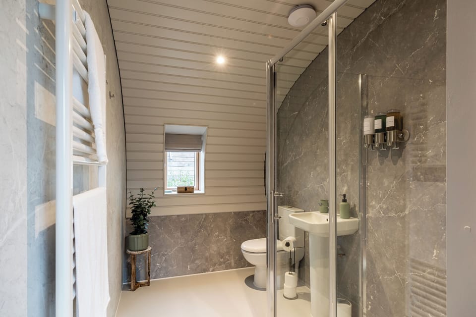 Unique 1 BD Eco-Retreat in Old Chalford Apartment in West Oxfordshire District
