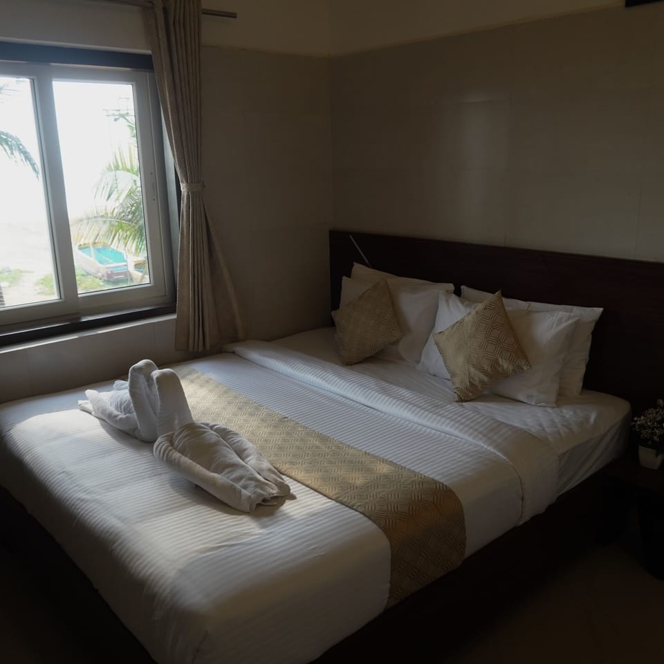 Deluxe Double Room, Sea View | WiFi (free), bed sheets