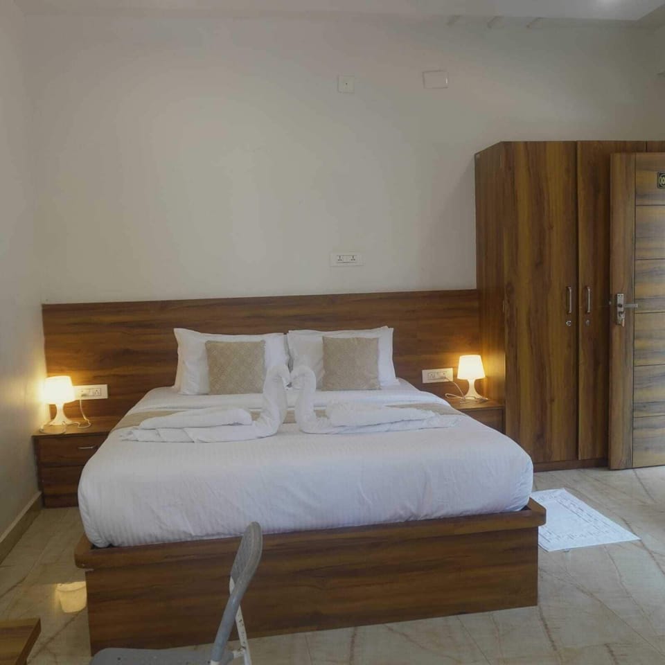 Deluxe Suite | WiFi (free), bed sheets