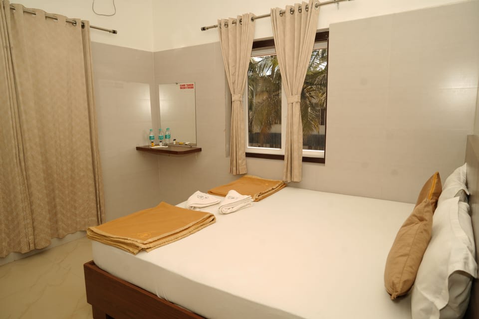 Deluxe Double Room, Sea View | Free WiFi, bed sheets