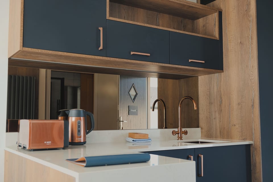 Signature Double Room, 1 King Bed, Refrigerator | Interior