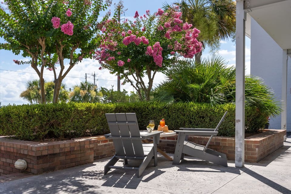 Enjoy relaxing chairs in the common area, perfect for unwinding. 