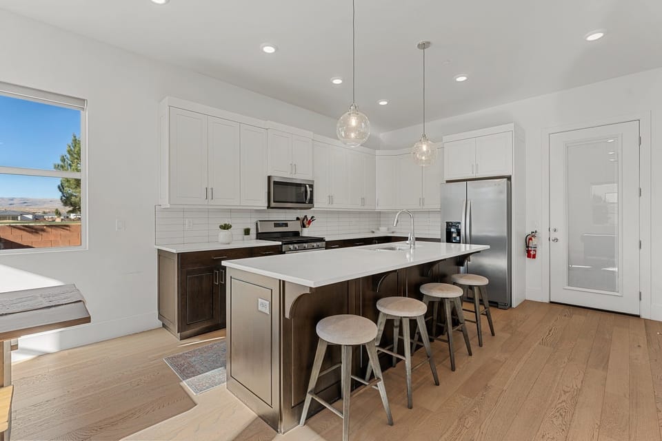 Condo, 3 Bedrooms | Private kitchen | Fridge, oven, coffee/tea maker, toaster