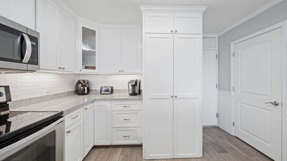 Fully equipped kitchen.