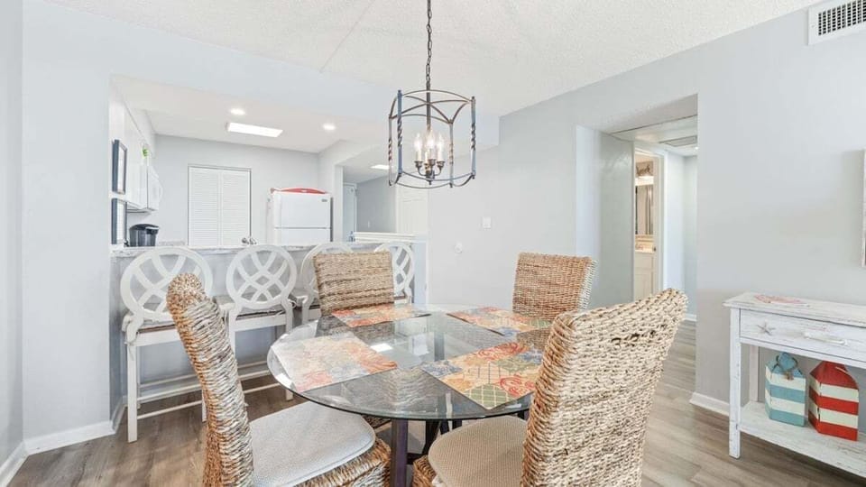 Open Dining & Breakfast Bar – This inviting space features a glass-top table for four and a breakfast bar with seating, perfect for casual meals or morning coffee.
