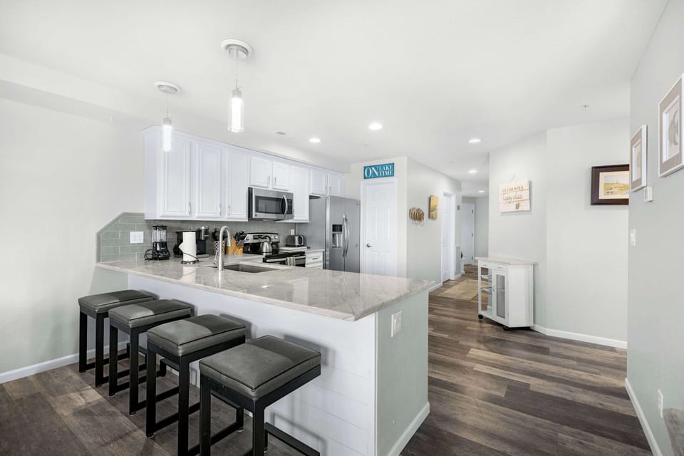 Counter seating and full kitchen 