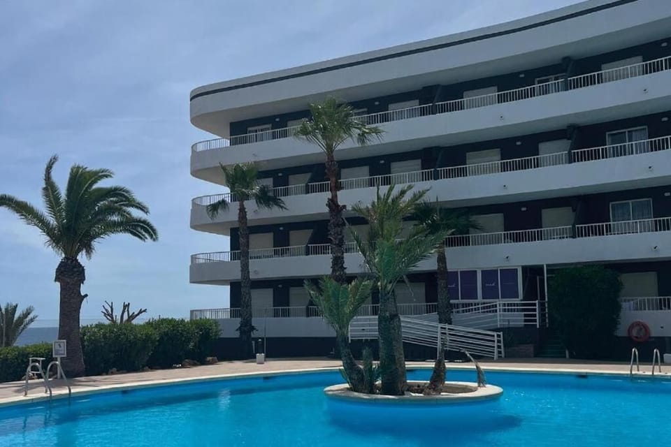 Seasonal outdoor pool, sun loungers, lifeguards on site