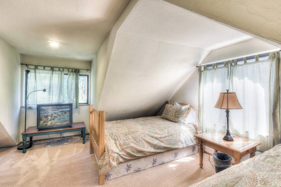 2nd bedroom: Twin beds & sofa sleeper w/ DVD player