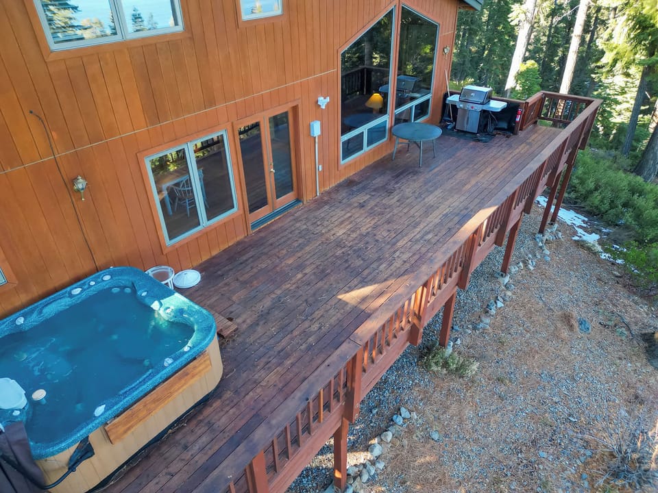 Hot Tub and Gas Grill on the Deck with amazing lakeviews!