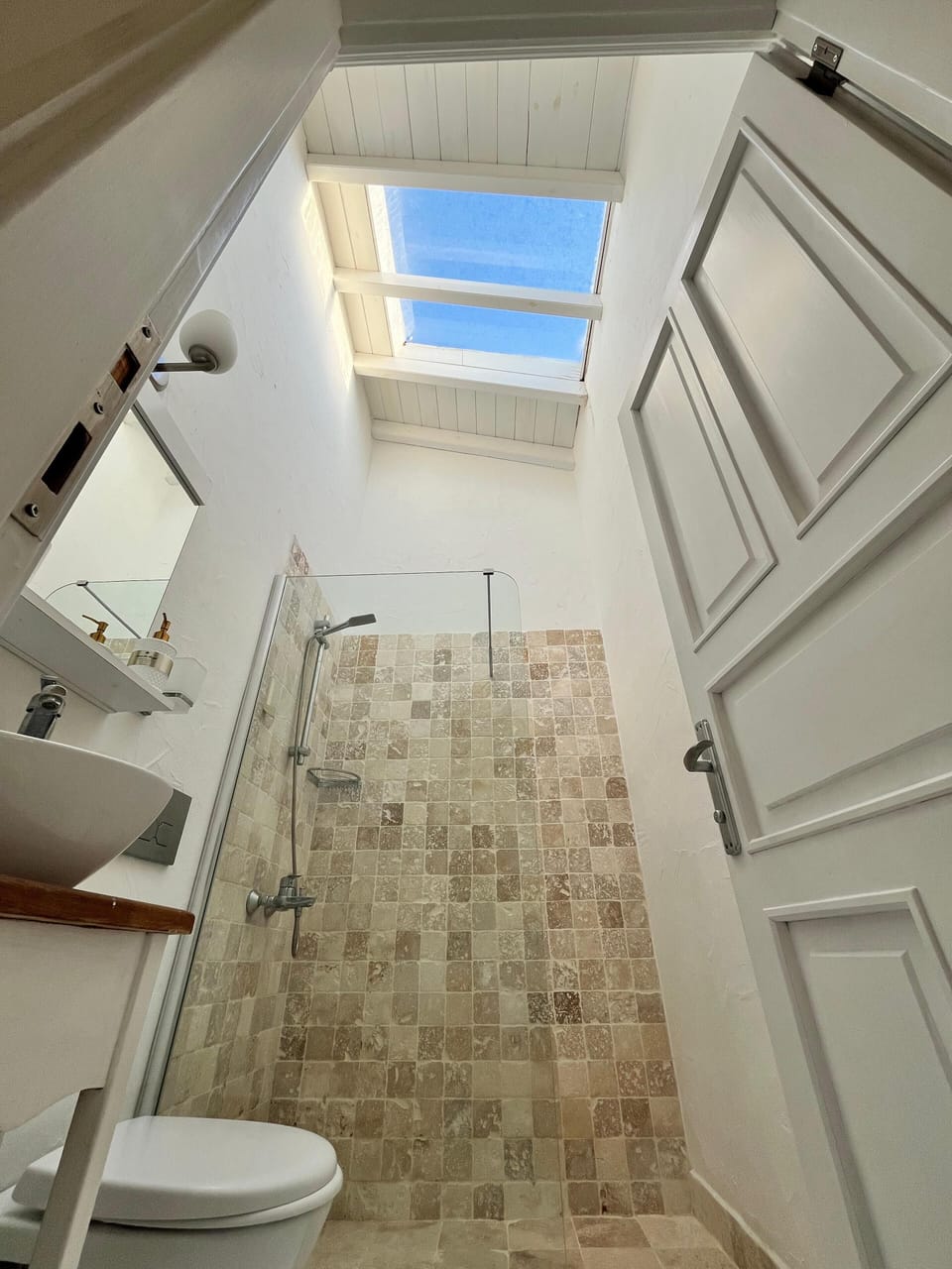 Deluxe Double Room | Bathroom | Shower, rainfall showerhead, hair dryer, slippers