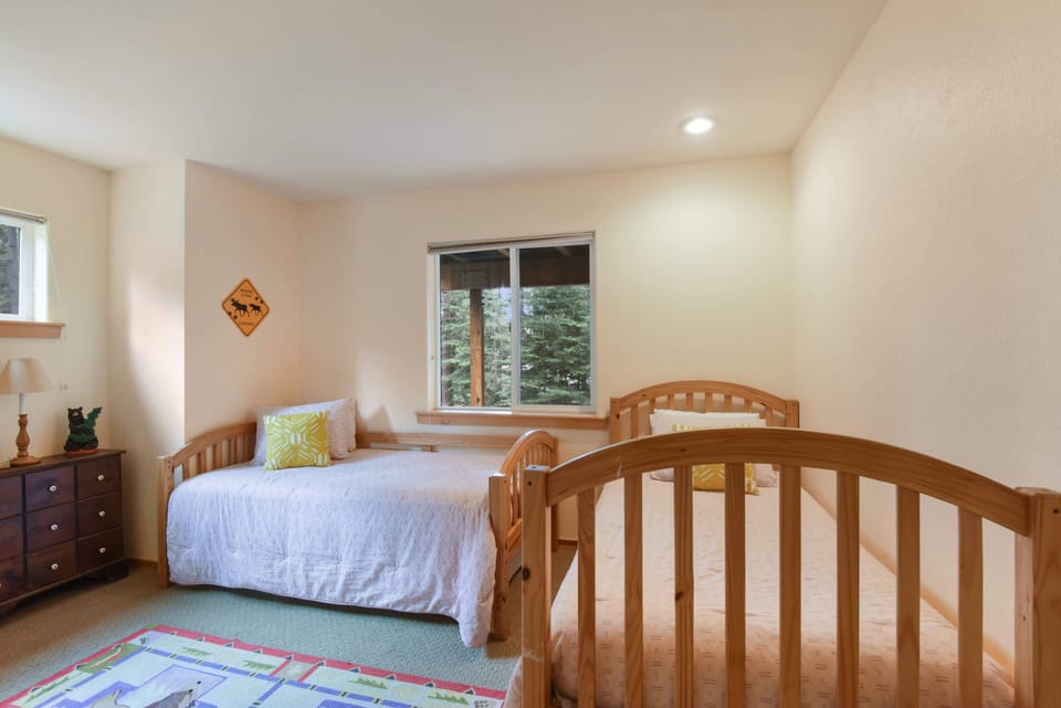 3rd bedroom: 2 Twin beds with TV and DVD player