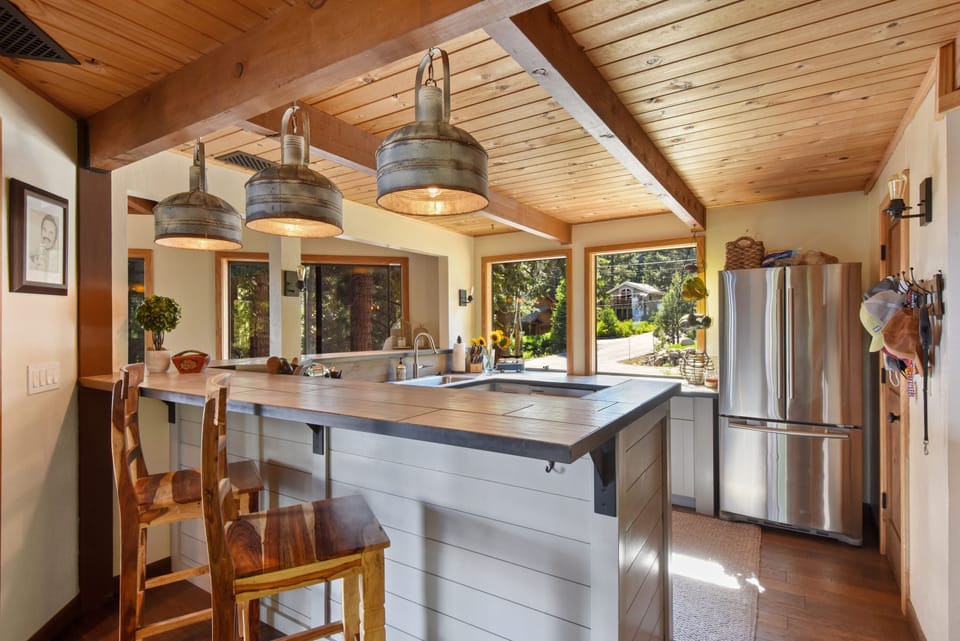 Newly remodeled kitchen w/ drip coffee pot, slow cooker, blender and more!