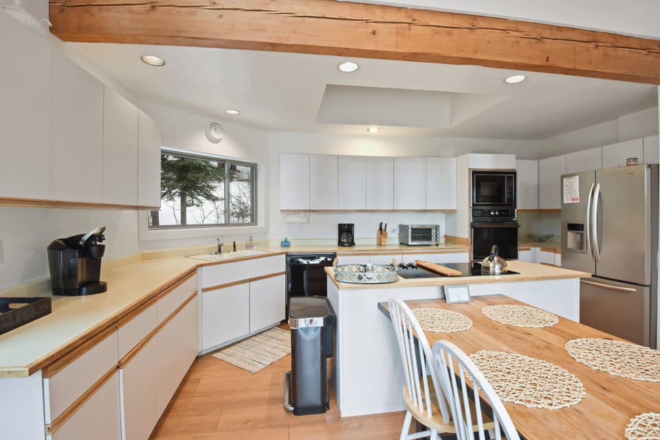 Full kitchen w/ toaster oven, drip coffee pot, Keurig, electric stovetop, double oven, and more