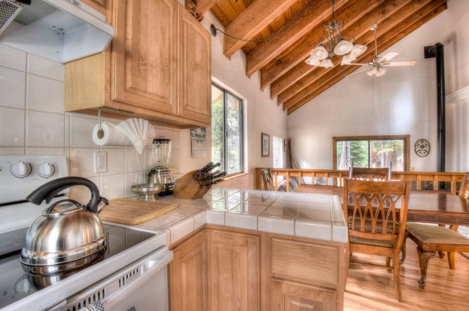 Full kitchen w/ electric stove top, blender, coffee maker, toaster and more!