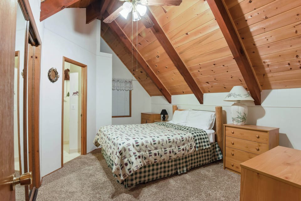 Master bedroom: Queen bed with en suite bathroom