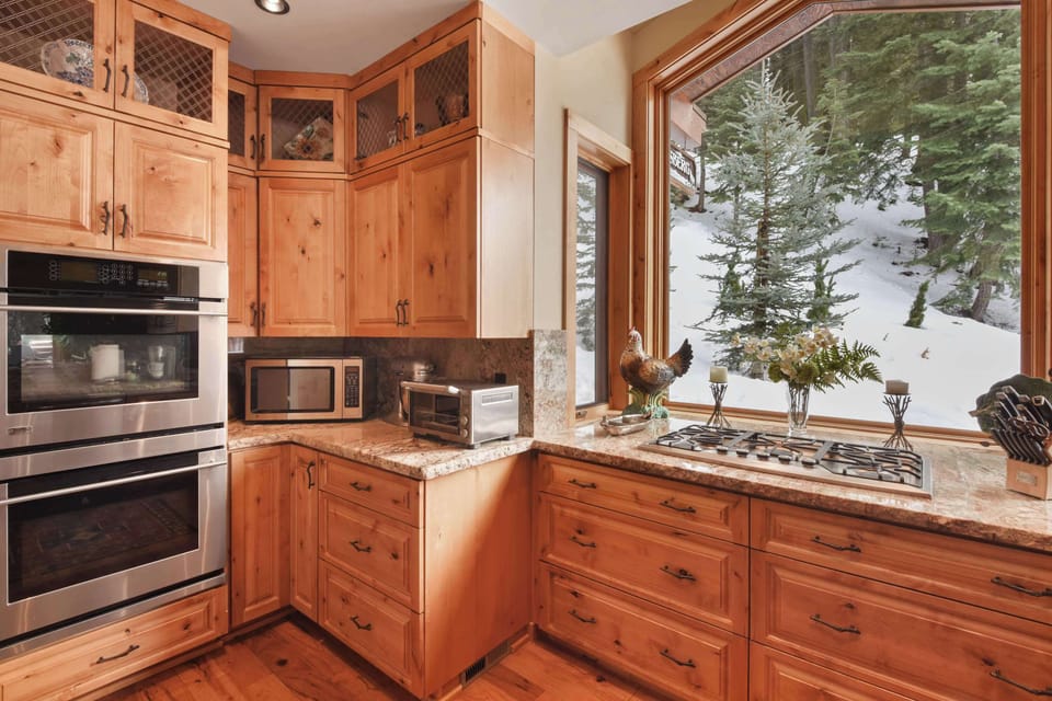 Kitchen w/ toaster, Keurig, double oven and more