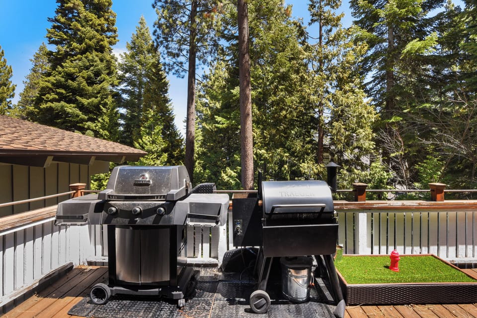 Gas BBQ on balcony with seating!