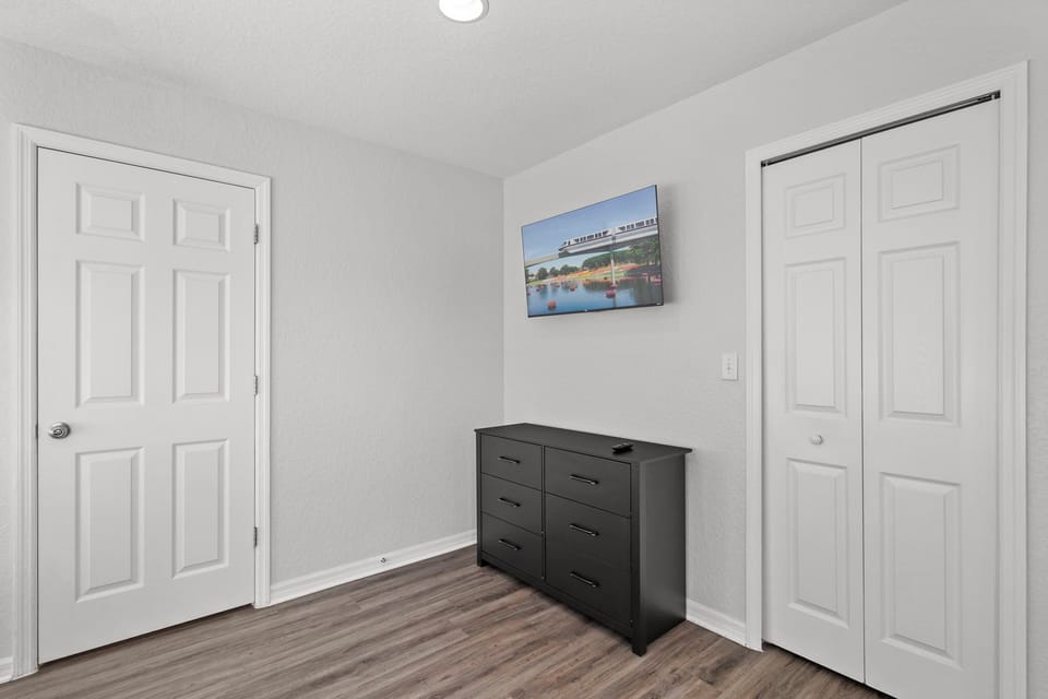 Bedroom #3: King-size bed with TV (Master Suite)