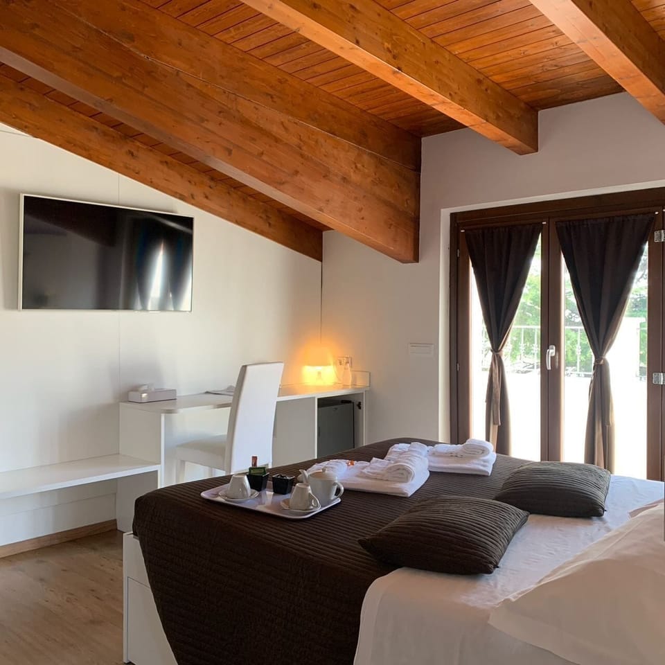 Luxury Suite | Memory foam beds, in-room safe, desk, laptop workspace