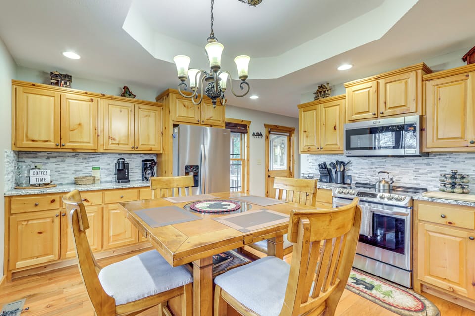 Kitchen | Main Level | Keurig & Drip Coffee Makers | Dishwasher