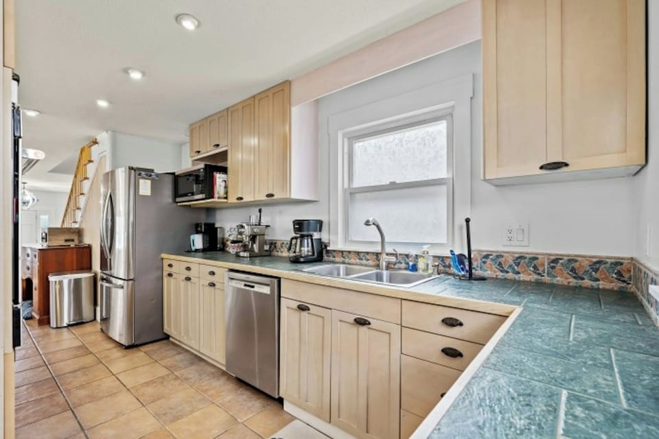 All modern appliances to make meal preparation a breeze.