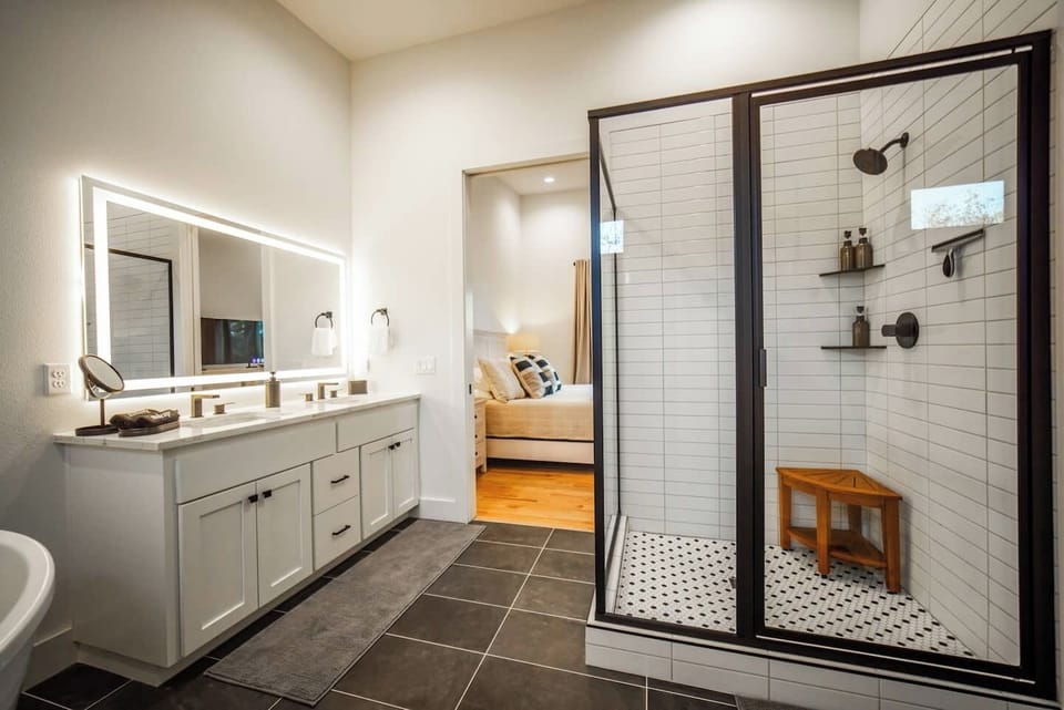 [Primary Bedroom Private Bathroom]