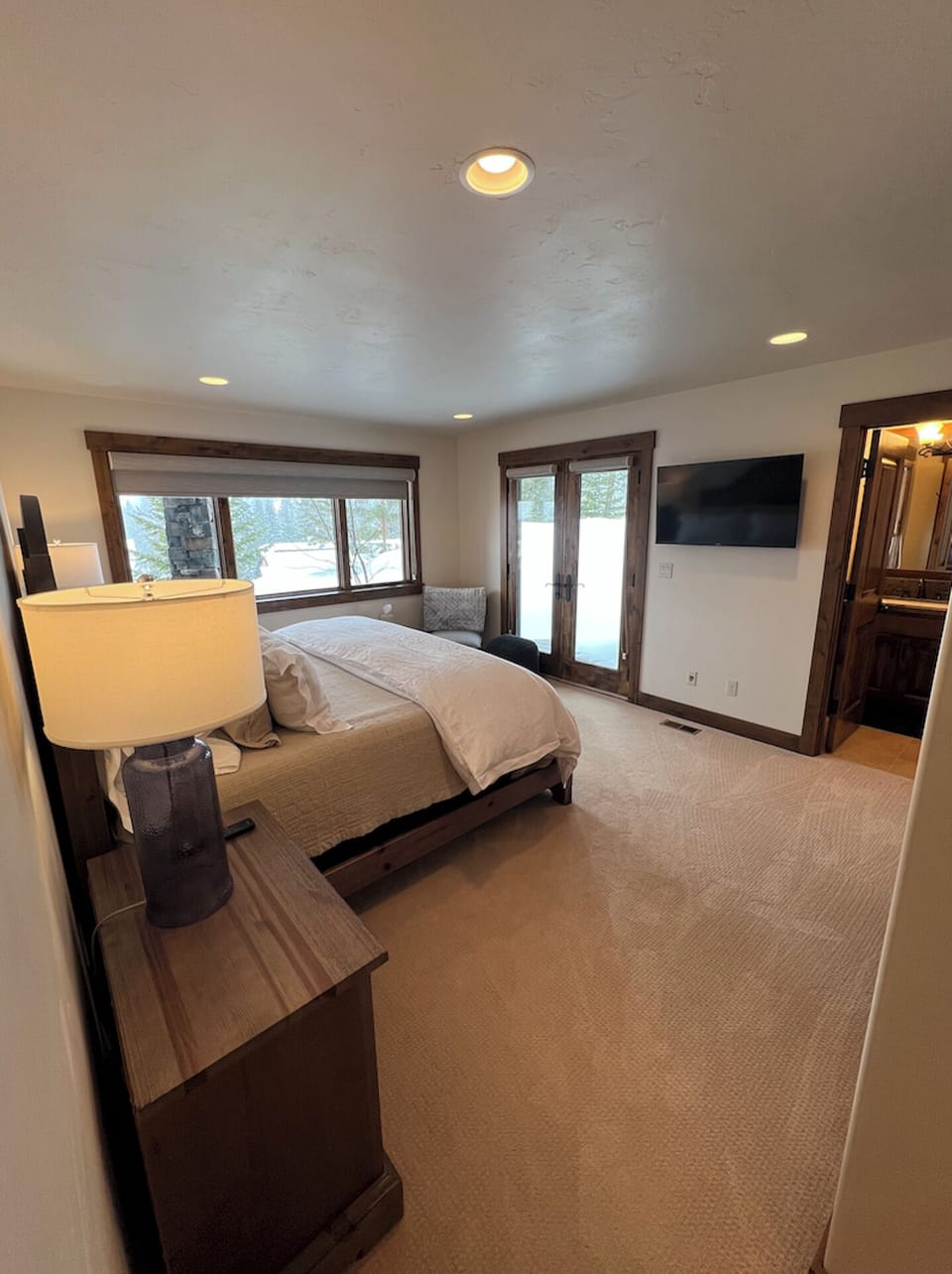 King Bedroom (Main Level)
Flat Screen TV
En Suite Bathroom