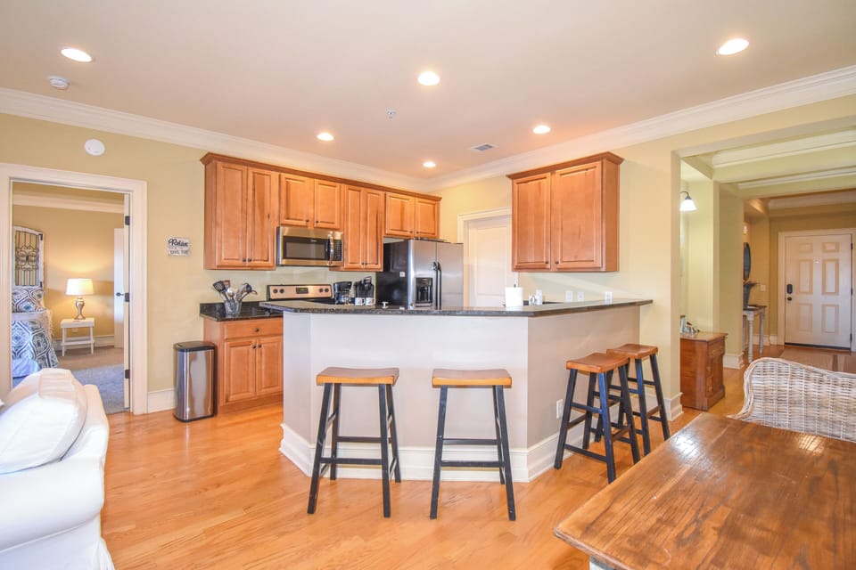 Kitchen w/ Bar Seating (1)