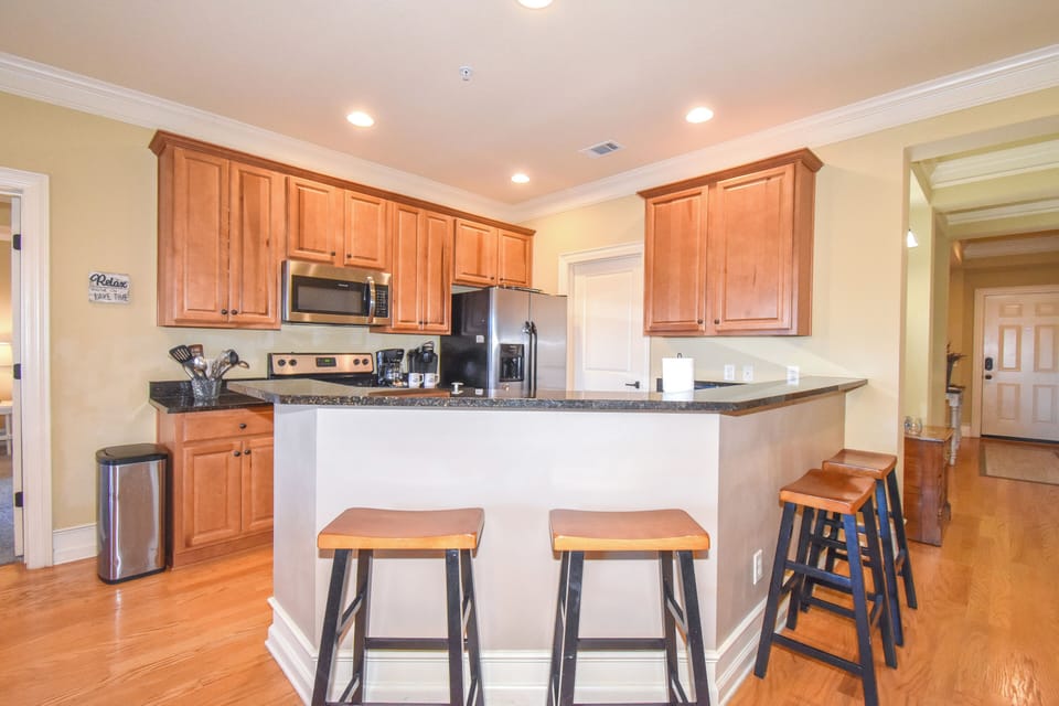 Kitchen w/ Bar Seating (2)