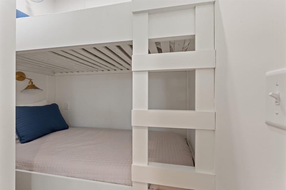 small bunk room with 2 twin xl beds