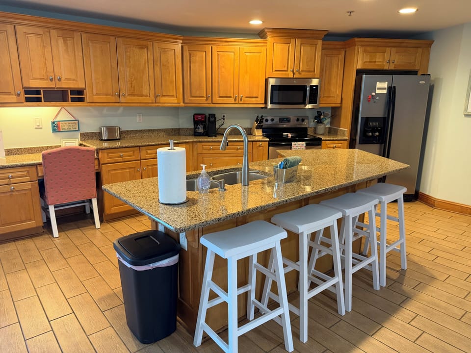 Bar area with 4 barstools for extra seating!