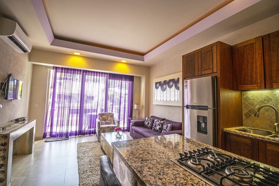 Studio, 1 King Bed | Private kitchenette | Fridge, microwave, stovetop, coffee/tea maker