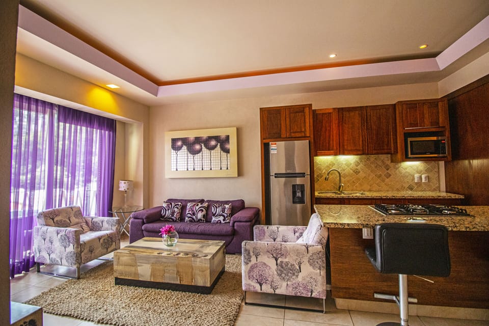 Studio, 1 King Bed | Living room | Plasma TV