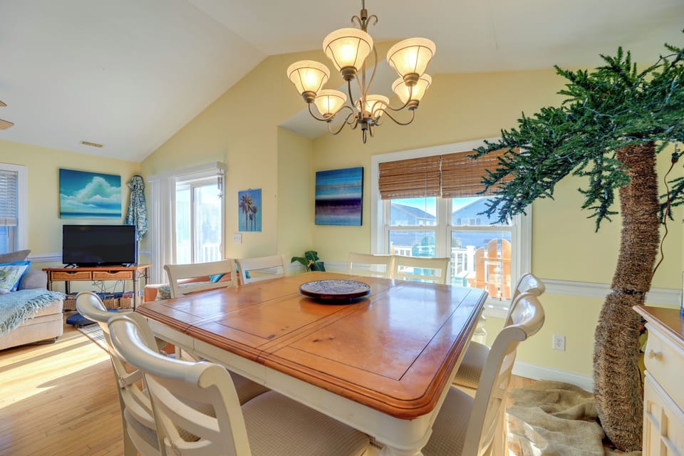 Dining Table | Dishware & Flatware | Main Floor