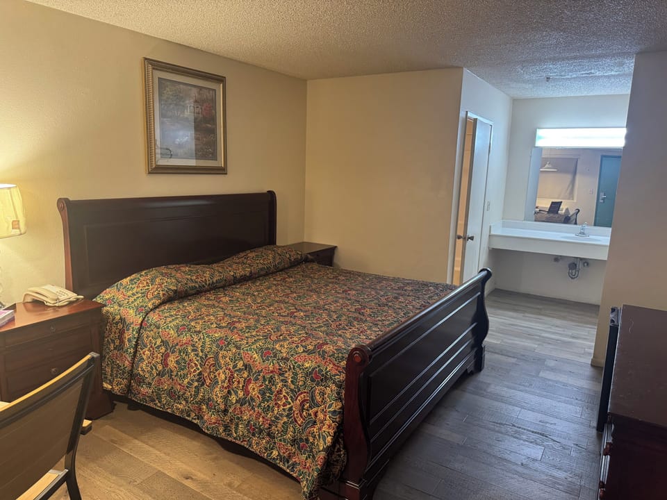 Desk, laptop workspace, iron/ironing board, free WiFi