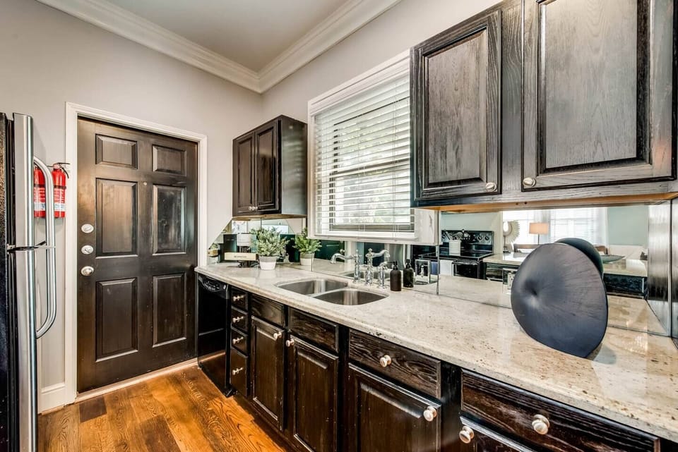 Modern, fully equipped kitchen, ready to meet all your cooking needs.