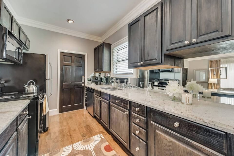 Modern, fully equipped kitchen, ready to meet all your cooking needs.