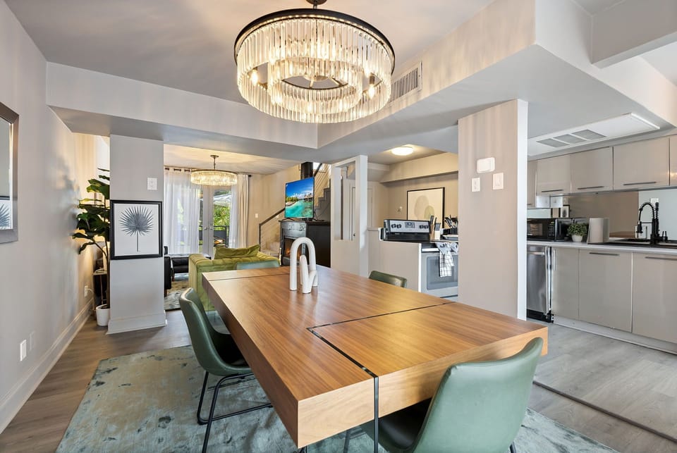 Open floor plan ,dining room .