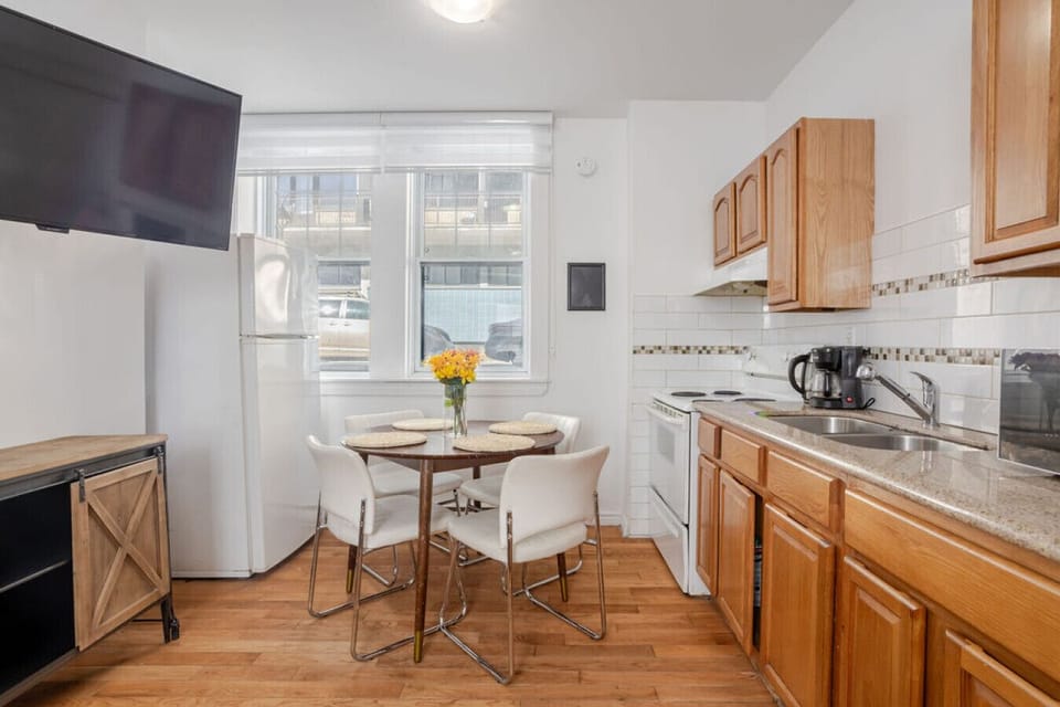 Kitchen & Dining area: Bright kitchen with a cozy dining nook
