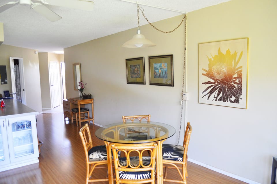 Suite, 1 Bedroom, 2 Bathrooms, Garden View | In-room dining