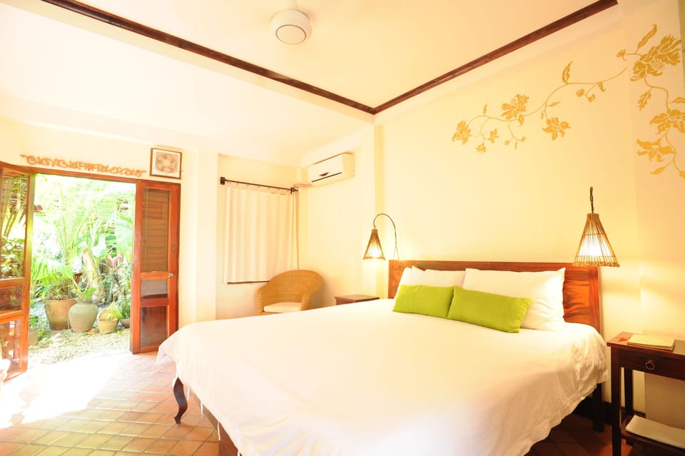 Water Lily Room | Minibar, in-room safe, desk, iron/ironing board