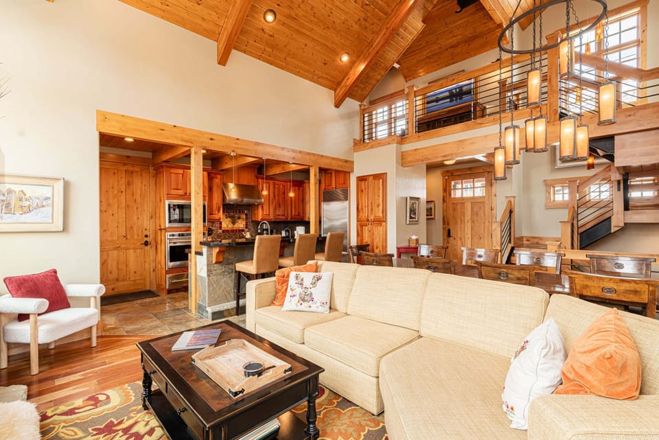 Powder Lodge Great Room / Gas Fireplace, Gallery Art, Vaulted Ceilings and Huge Windows