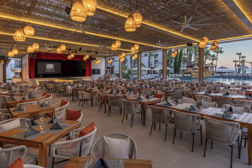 6 restaurants; breakfast, lunch, and dinner served
