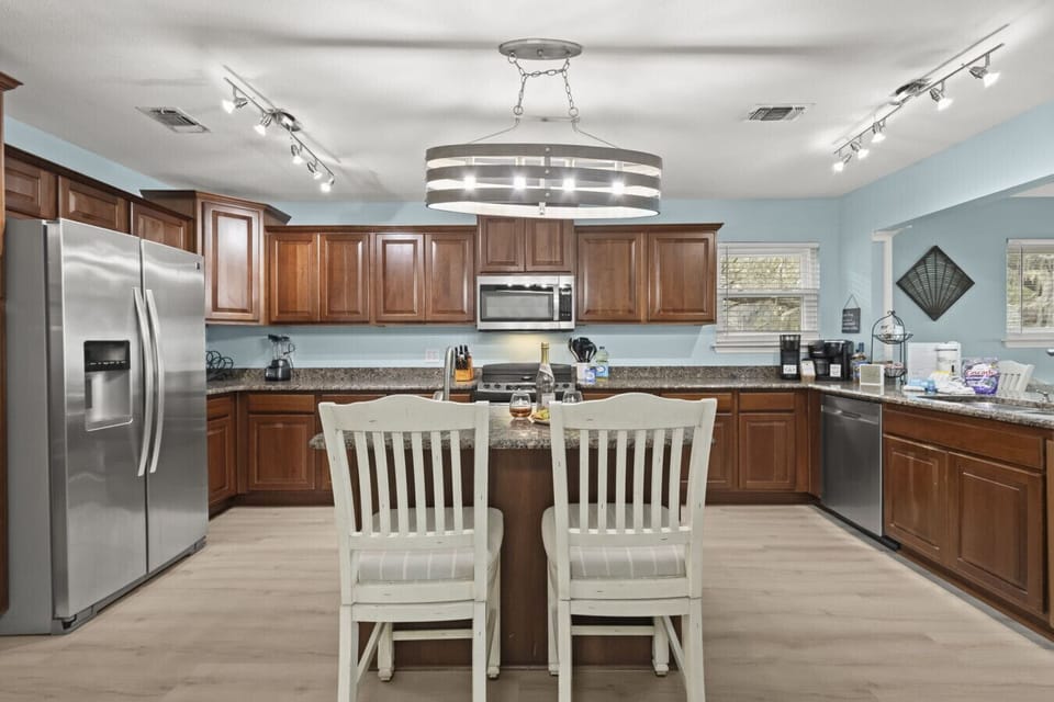 Large & Full Stocked Kitchen