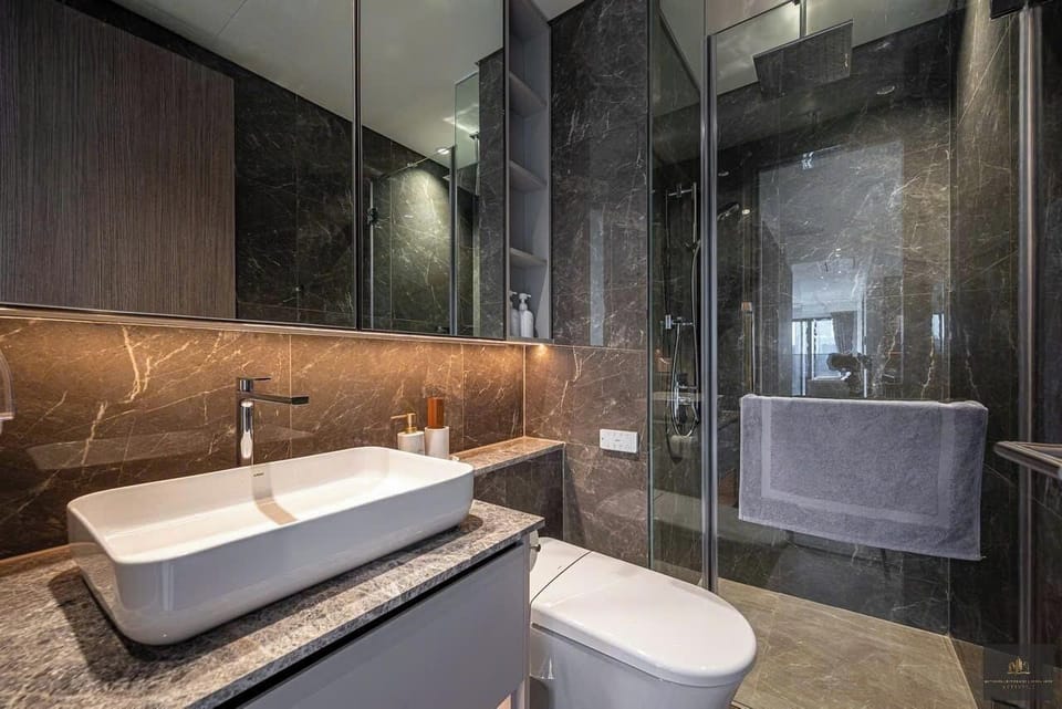 Panoramic Apartment, 3 Bedrooms, Balcony, City View | Bathroom | Bathrobes, slippers