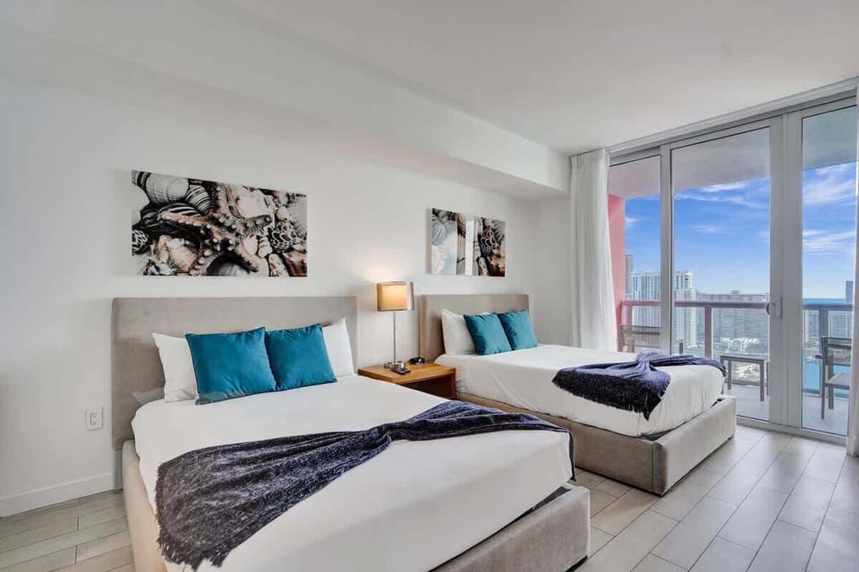 Guest bedroom with 2 full size beds and Canal View