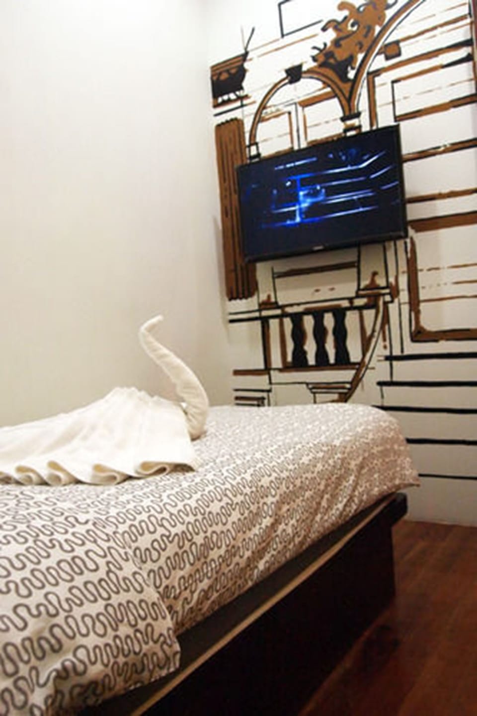 Desk, laptop workspace, iron/ironing board, free WiFi