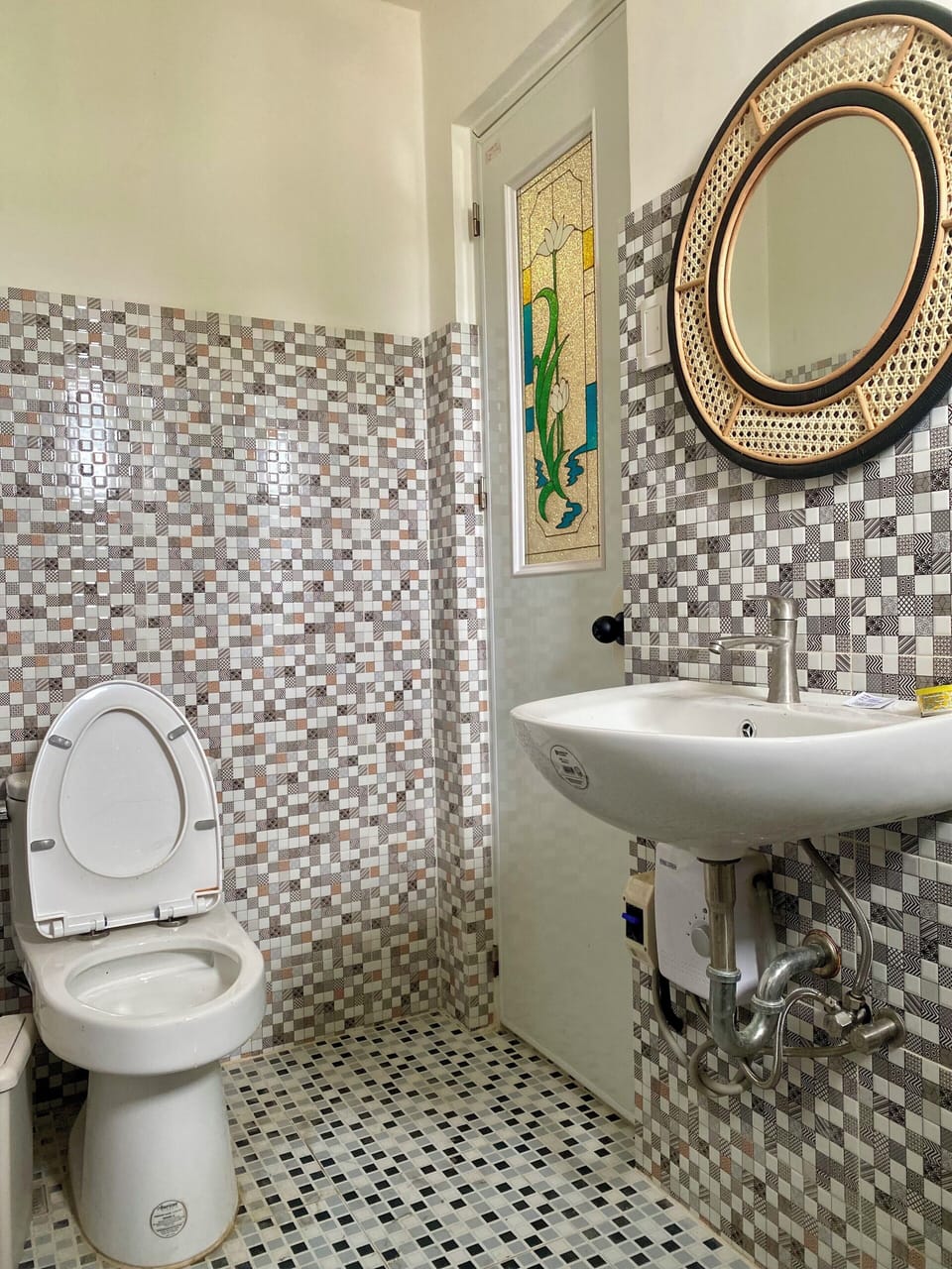 Room, 1 King Bed, Mobility Accessible, Balcony | Bathroom | Shower, bidet, towels, soap