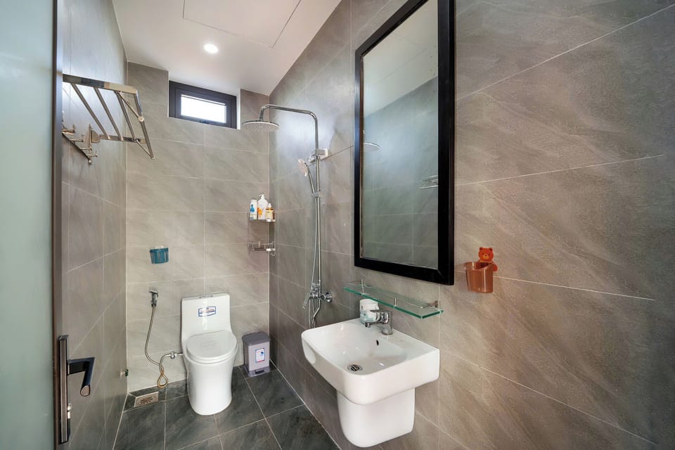 Shower, hair dryer, slippers, bidet